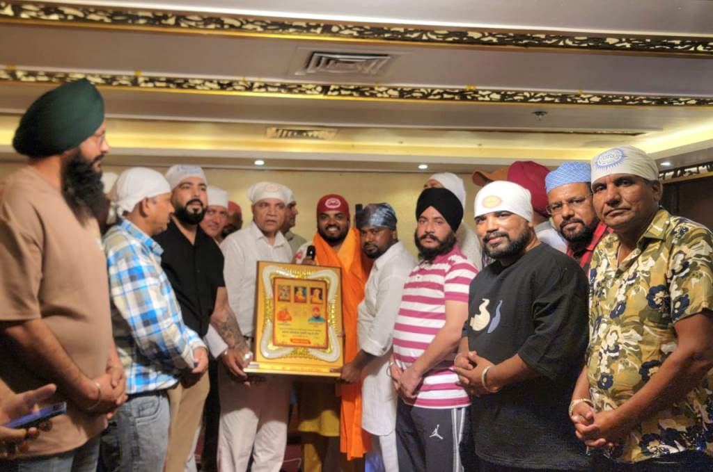 Singer Sarabjit Sahota Ji delighted the sangat living in Dubai with Bhagwan Valmiki Jis and national songs